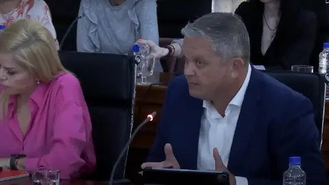Alfredo Mendoza durante el pleno del Ayuntamiento de Arrecife.