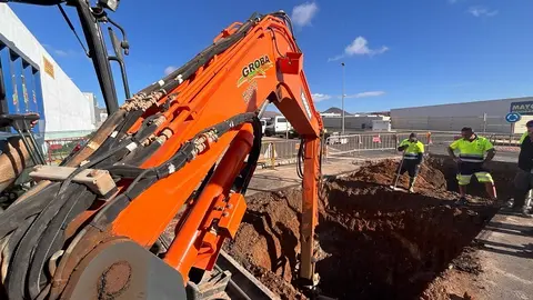 Nueva avería de Canal Gestión en la red de saneamiento en la zona industrial de Argana. Los operrarios de la empresa intentan su reparación