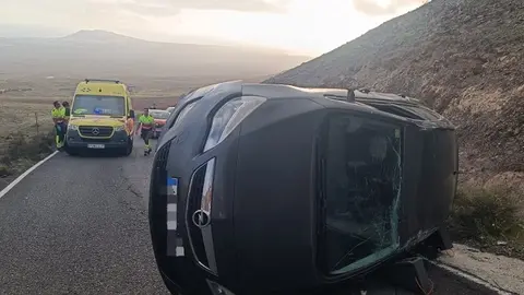 Vehículo volcado en Femés.