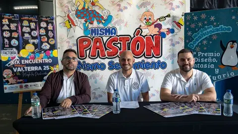 El concejal de Fiestas de Arrecife y el consejero de Cultura del Cabildo con el representante de las murgas.