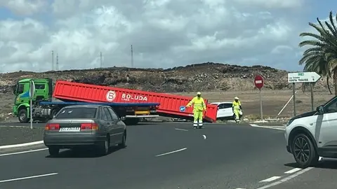 Camión dificultando el tráfico en la rotonda de Los Mármoles.