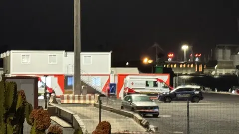 Imagen de este miércoles a las seis de la mañana con la Policía Nacional y la Cruz Roja preparando el operativo.