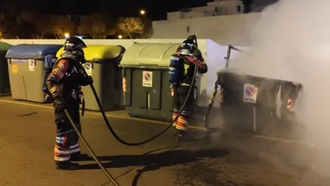 Los bomberos del Consorcio de Seguridad y Emergencias apagando el fuego.