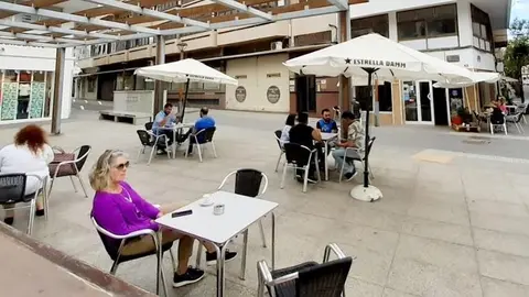 Imagen de archivo de una terraza de hostelería en Arrecife.