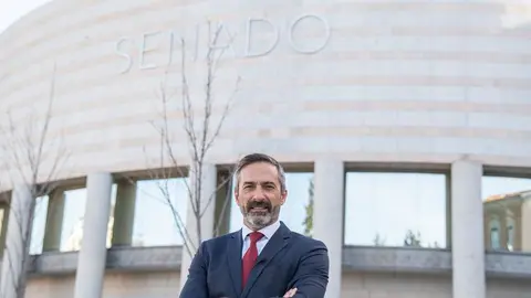 Pedro San Ginés en la entrada al Senado