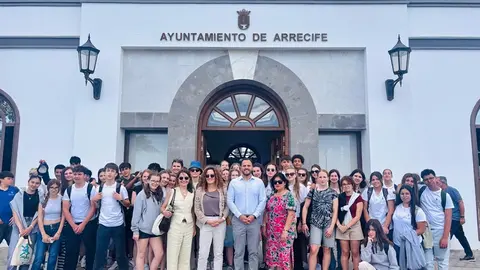 El alcalde de Arrecife, Yonathan de León, recibe hoy a grupos de alumnos del IES Salinas yStädtische Real Schule Roseheim 
