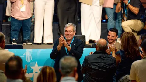 Fernando Clavijo aplaudido por sus compañeros