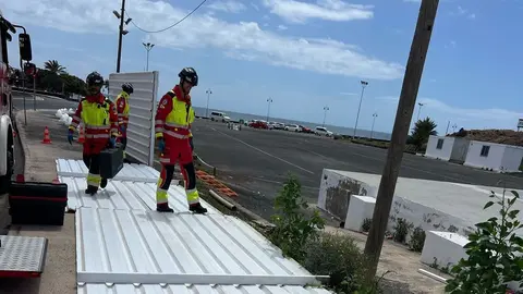 Momento en el que los bomberos llegan al vallado