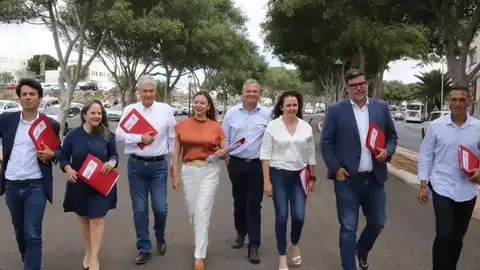 María Dolores Corujo en Arrecife con los alcaldes del PSOE y los portavoces municipales