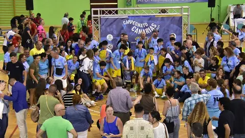 El Chinijos Ortopedia Carmen celebrando el campeonato de Canarias infantil masculino.