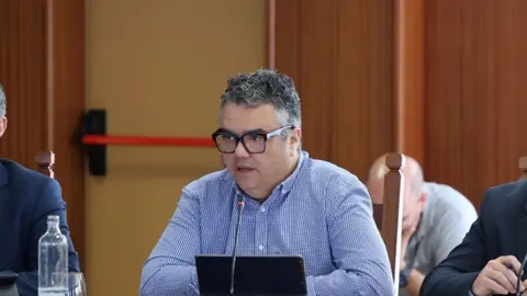 Armando Santana durante un pleno del Cabildo de Lanzarote.