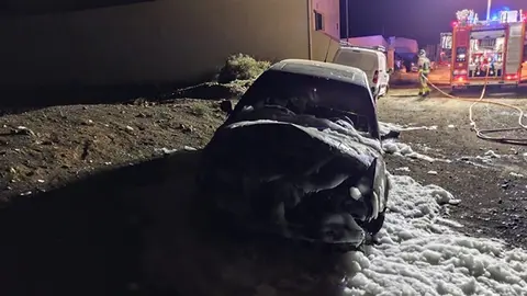 Estado del vehículo tras la extinción del fuego.