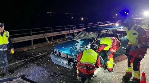 Operarios del Consorcio de Seguridad y Emergencia limpiando la vía.