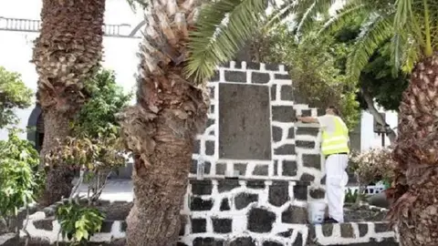 Imagen del lugar en el que se encuentra la cruz en uno de los trabajos de mantenimiento hechos por el Ayuntamiento de Arrecife. 