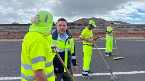 Jacobo Medina junto a trabajadores de Carreteras