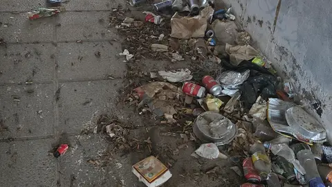Imagen de una de las zonas del pueblo llena de suciedad de todo tipo.