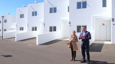 Óscar Noda con la concejal de Vivienda de Yaiza.