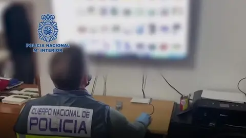 Imagen de la Policía Nacional con uno de sus agentes trabajando en la búsqueda en internet de los pederastas. 