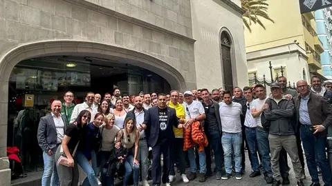 Yoné Caraballo junto al colectivo TES desplazados al Parlamento de Canarias.