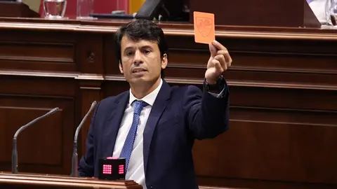 Marcos Bergaz en el Parlamento de Canarias.