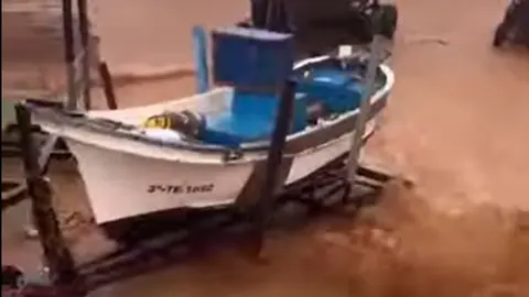 Imagen de este miércoles de La Santa con el agua corriendo por las calles del pueblo y llegando hasta el puerto.