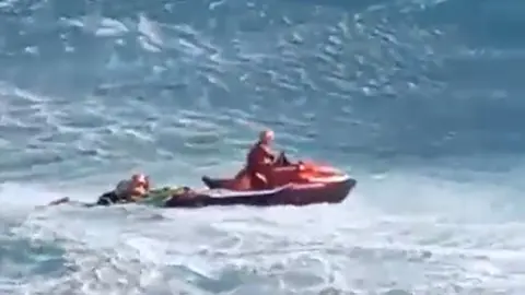 Bomberos del Consorcio de Seguridad y Emergencia realizando el rescate.