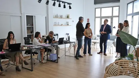 Marci Acuña en su visita a la Asociación + Familia.