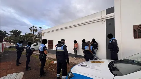 La Policía Local de Arrecife desokupa una obra inacabada en el barrio de Altavista, foco de inseguridad para los vecinos