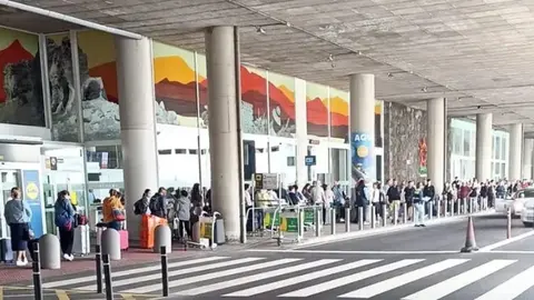 Imagen de la gente espeando para coger un taxi en el aeropuerto de Lanzarote. 
