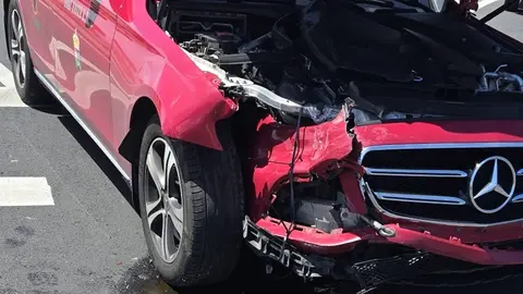 Estado del taxi tras el choque.