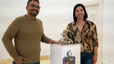 Echedey Eugenio y Abigail González con la escultura ganadora.
