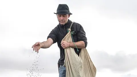 Ruyman de León Pérez, productor de cebolla, trabajando en el campo.