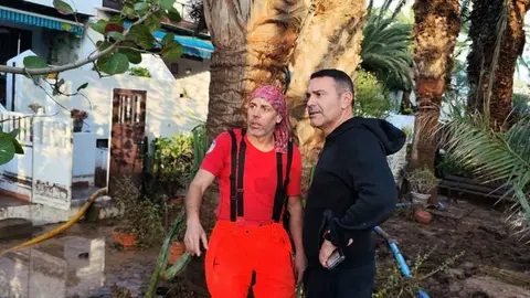 El presidente del Cabildo de Lanzarote, Oswaldo Betancort, este sábado en Costa Teguise analizando lo sucedido tras la tromba de agua