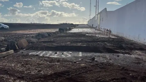 Tremenda imagen de cómo se encontraba el acceso al campo de fútbol de Argana este domingo por la mañana