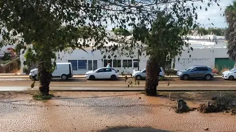 Imagen de Costa Teguise de este domingo a primera hora con los jardines llenos de barro y su carretera principal recuperando poco a poco su color original