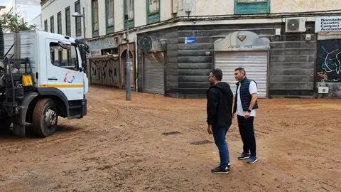 Echedey Eugenio y Oswaldo Betancort este domingo por la mañana en la Calle Real de Arrecife, totalmente llena de barro