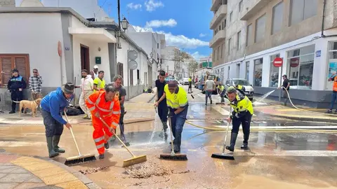 El alcalde y el consejero de Obras Públicas del Cabildo colaborando con los vecinos y los servicios de limpieza