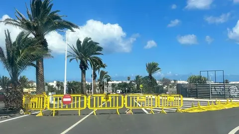 La Policía Local ha tenido todo el domingo cerrada una parte importante de la principal arteria de Costa Teguise