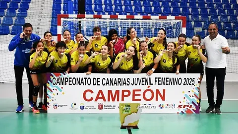 Jugadoras y cuerpo técnico del SPL Lanzarote Puerto del celebrando el campeonato de Canarias juvenil.