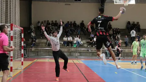 Joel Armas realizando un lanzamiento ante el portero del Barça Atlétic.