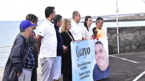 Representantes de la Federación de Barquillos de Vela Latina junto a Juan Monzón y Eli Merino realizando un homenaje a Guayo Rodríguez.