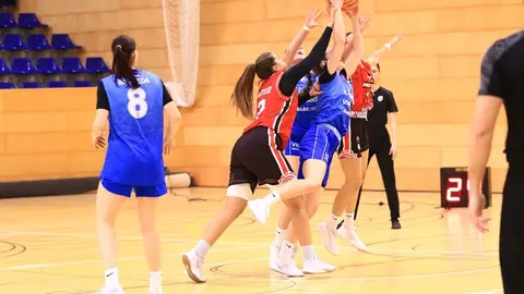 Jugadora del Magec Tías intentado frenar a la jugadora del Viladecans.