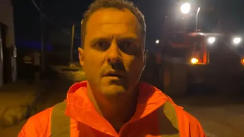 Yonathan de León en las calles anegadas de Arrecife.