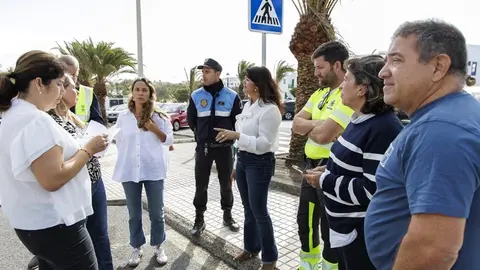 Olivia Duque junto a los componentes del Ayuntamiento de Teguise trabajando en la coordinación de las acciones.