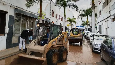Operarios realizando las labores de limpieza en Arrecife con maquinaria.