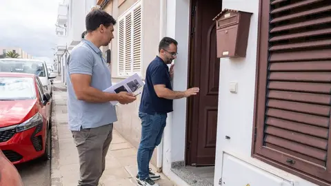 Maciot Cabrera y Echedey Eugenio este lunes visitando una de las viviendas afectadas.
