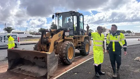 Jacobo Medina en los trabajos de limpieza de las vías.