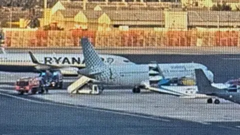Los bomberos durante su actuación en el aeropuerto César Manrique de Lanzarote.
