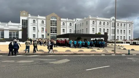 Taxistas acudiendo a los exteriores del Cabildo de Lanzarote en la segunda jornada de paro patronal.