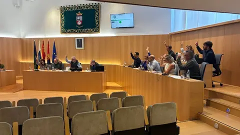 Grupo de gobierno de Tías votando a favor del crédito.